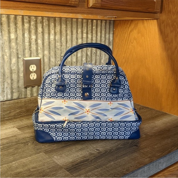 Temp-Tations Old World Insulated Hot/Cold Food Tote w/Bonus Apron - Picture 4 of 10